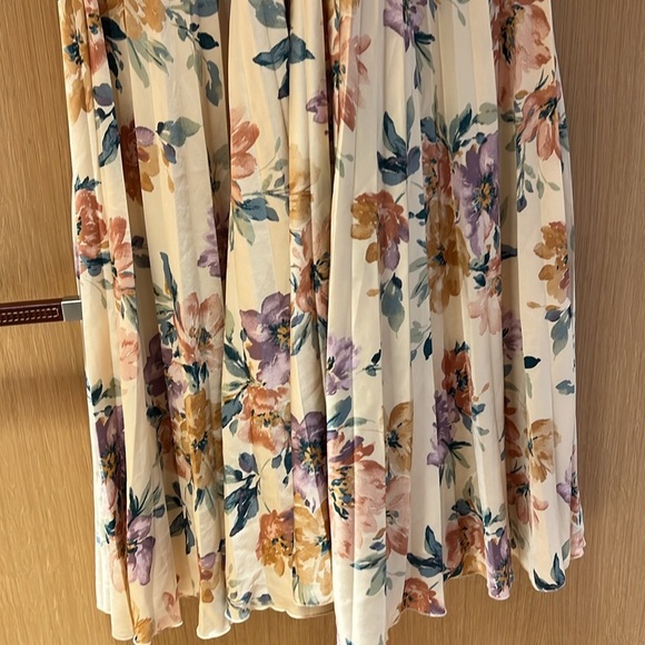 Abercrombie Fitch A&F Satin Giselle Pleated Cutout Maxi Midi Dress cream floral - Picture 3 of 13